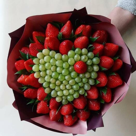 Букет из клубники и винограда "Признание"