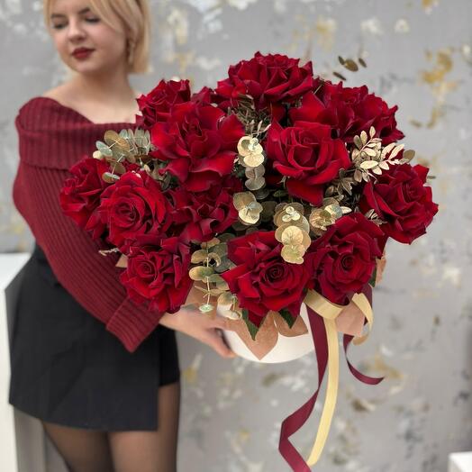 🌸Цветы в коробке «Королеве» из роз и эвкалипта