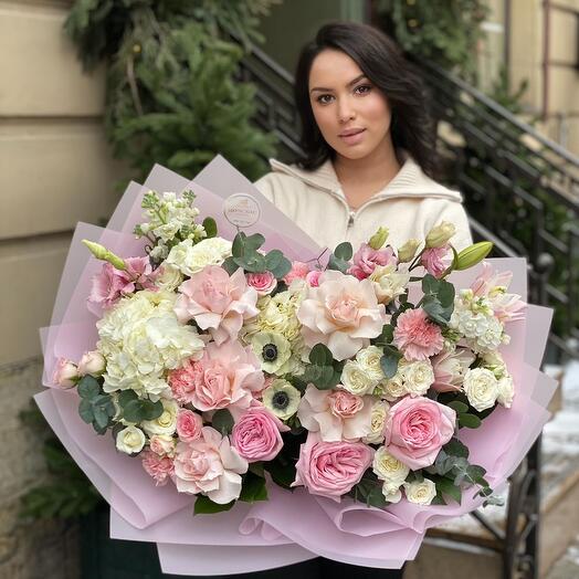 Авторский букет с анемонами и лилиями