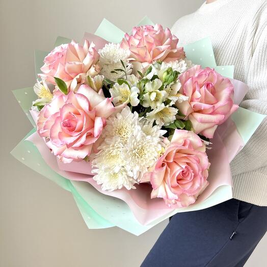 Delicado ramo de rosas francesas, alstroemeria y crisantemo (D314)