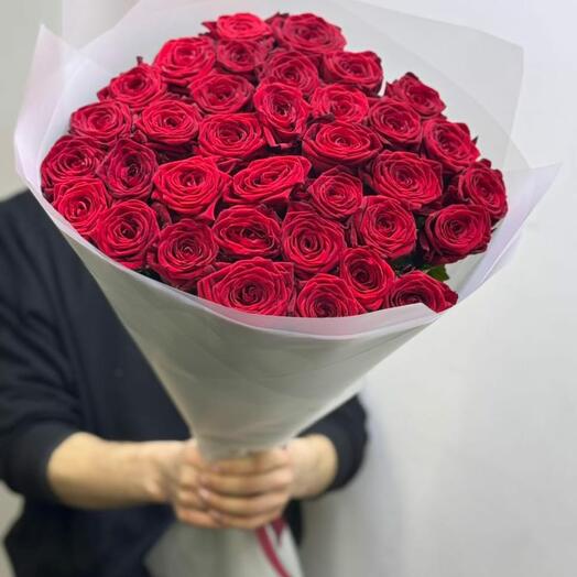 Букет из 33 алых роз