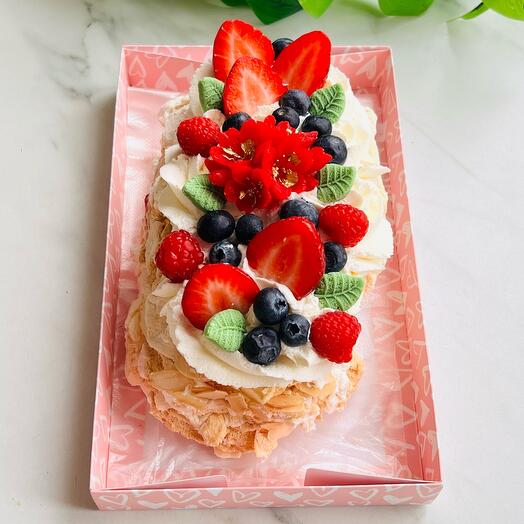 Меренговый рулет с клубникрй, голубикой и малиной