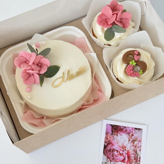 Бенто торт + 2 капкейка на 8 марта