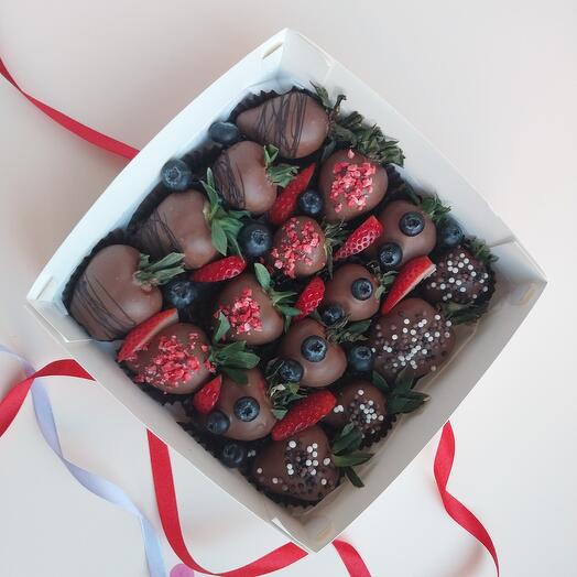 Strawberries in milk chocolate decorated with fresh berries, 16 pieces