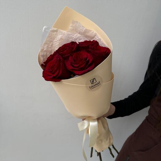 Кулёк из красных роз
