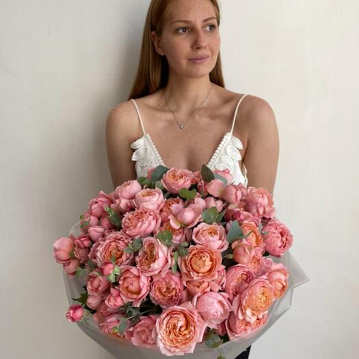 Кустовые пионовидные розы Juliette 25 с эвкалиптом