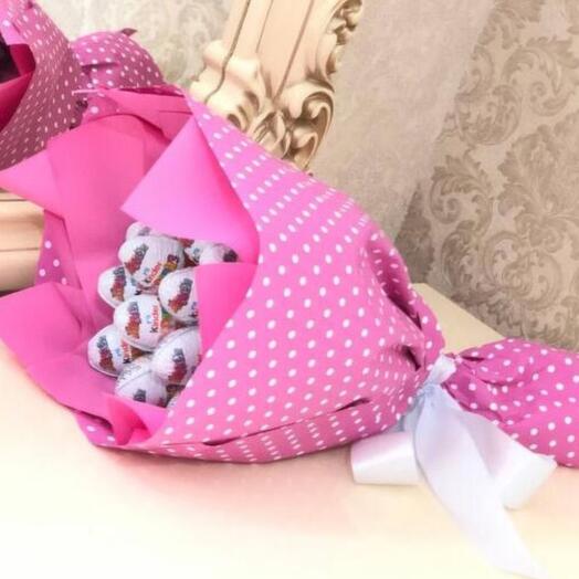 Киндер Сюрприз в розовом букете
