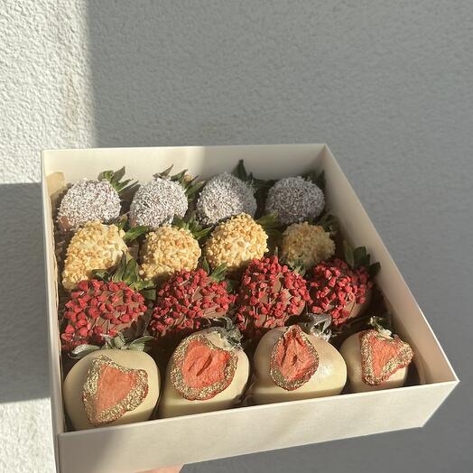 Chocolate-covered strawberries set 1