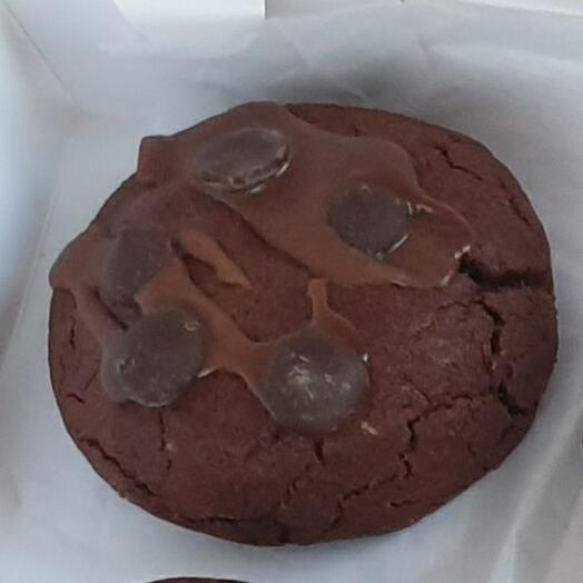 Шоколадный кукис с вишнево-творожной начинкой