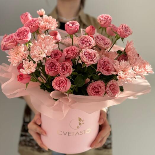 Розовая коробка с кустовой пионовидной розой и хризантемой