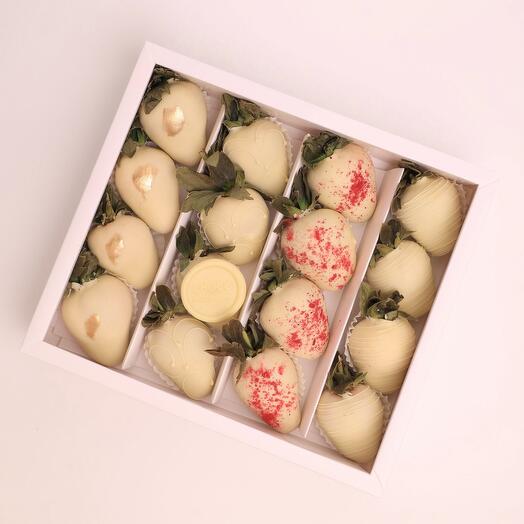 Набор «10 клубник в шоколаде ассорти»