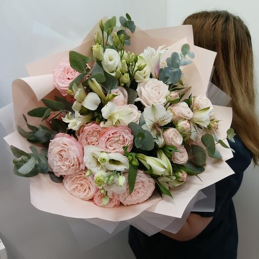 Букетик с пионовидными кустовыми розами, альстермерия, эустома