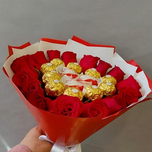 Букет из роз и конфет Ferrero и Raffaello
