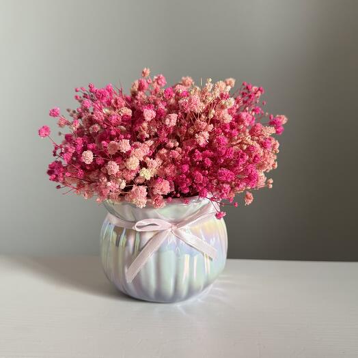 Керамическое кашпо с розовой стабилизированной гипсофилой