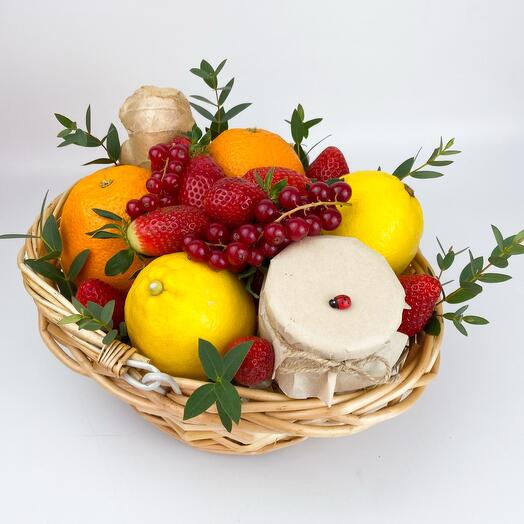Корзинка с фруктами, медом и ягодами