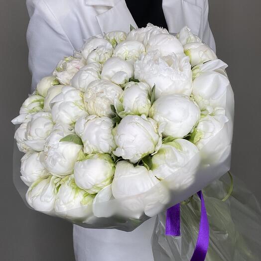 35 белых пионов
