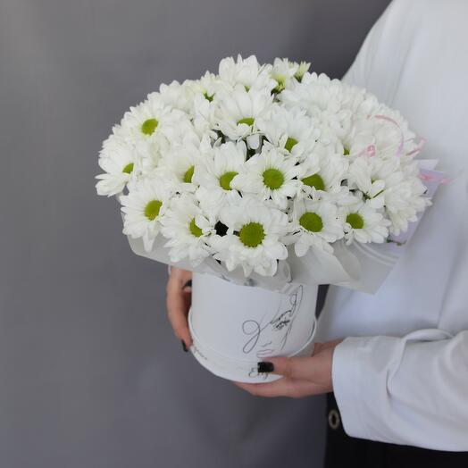 Композиция в коробке из хризантем