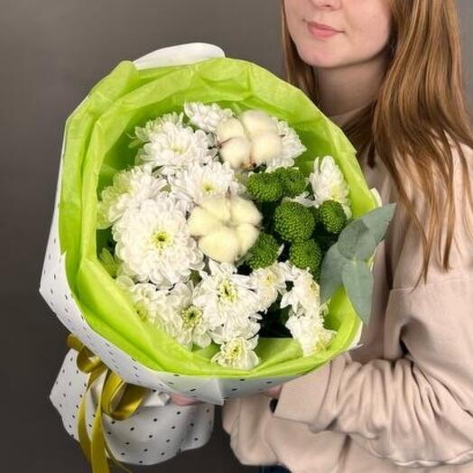 Букет белых хризантем с хлопком
