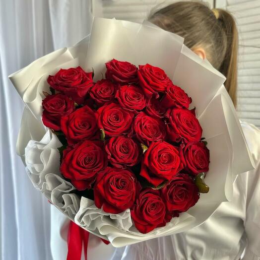 АКЦИЯ 🌹19 красных роз в диз19айнерской упаковке белый️ Размер S