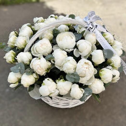 Корзина с пионами