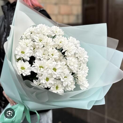 Букет из стойких ромашка видных хризантем