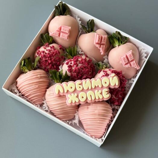 Клубника в розовом шоколаде