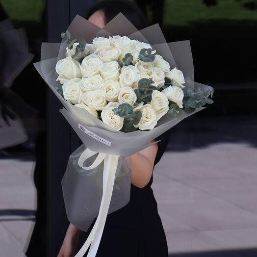 Шикарный букет голландских роз White