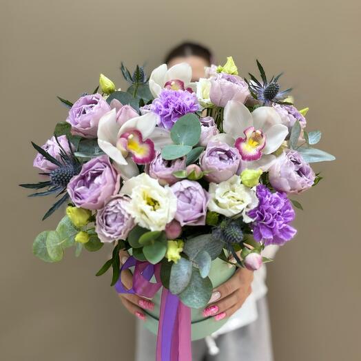 Коробка  с орхидеями и кустовыми  лавандовыми розами💜