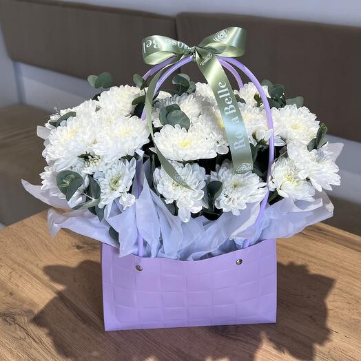 Корзина комплимент их белоснежной хризантемы