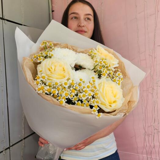 Букет пион роз с ромашками