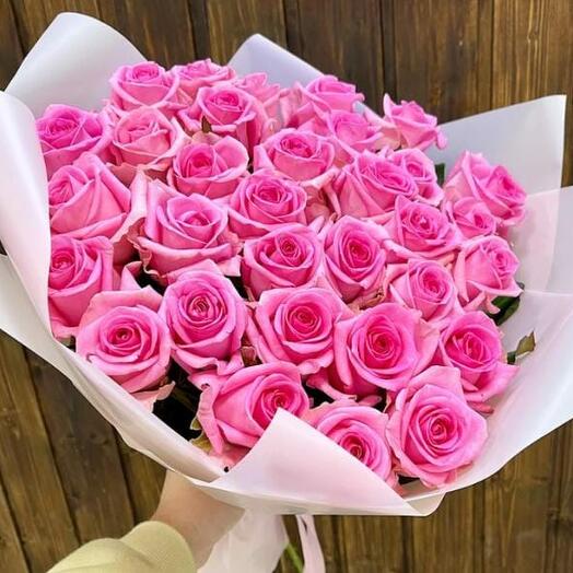 25 розовых роз