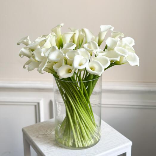 Белые каллы Luxury Flowers в вазе