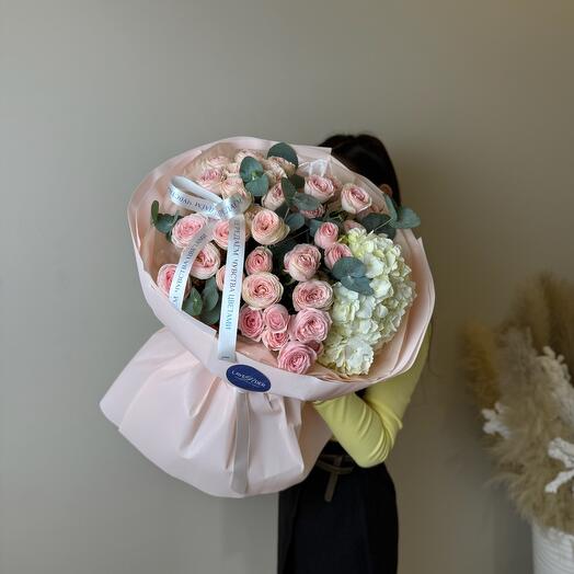 Евробукет из гортензии и пионовидной кустовой розы