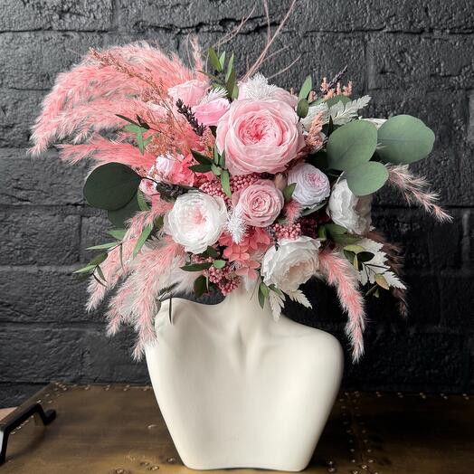 Восхитительная, винтажная композиция с живыми, стабилизированными, живыми  розовыми пионами в изящной вазе