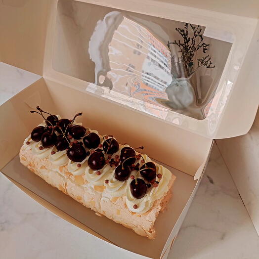 Меренговый рулет со свежей сезонной ягодой в декоре