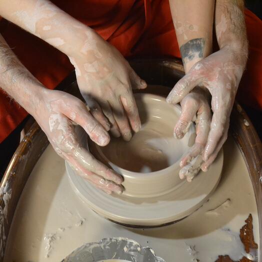 Романтическое свидание в гончарной мастерской на мансарде в сердце Петербурга