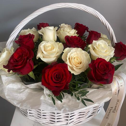 Корзина с 19 розами ассорти