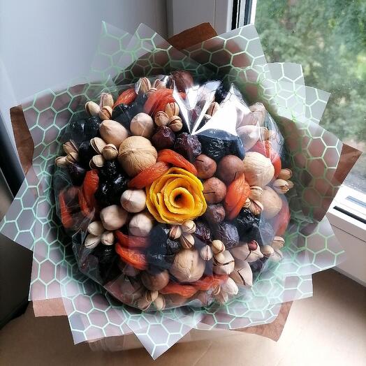 Букет с сухофруктами и орехами