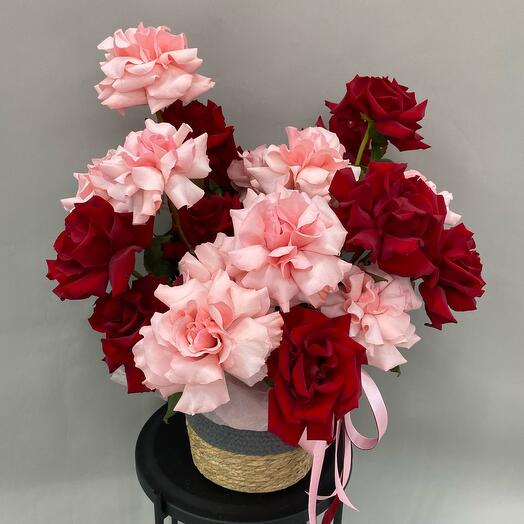 Композиция из французских роз в плетеной корзине