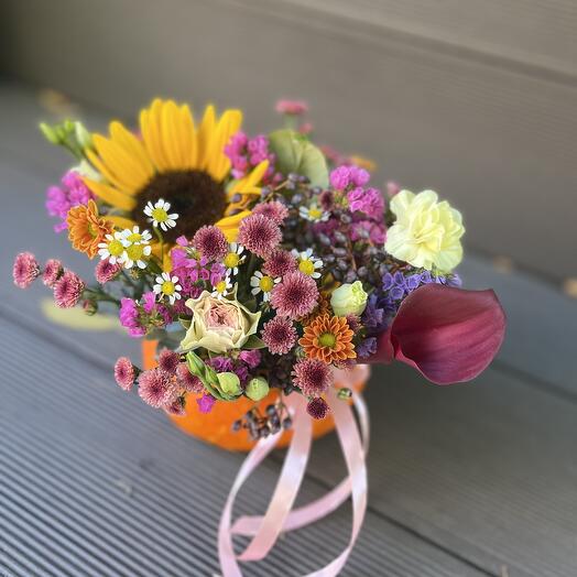 Цветы в тыкве с подсолнухом и каллой