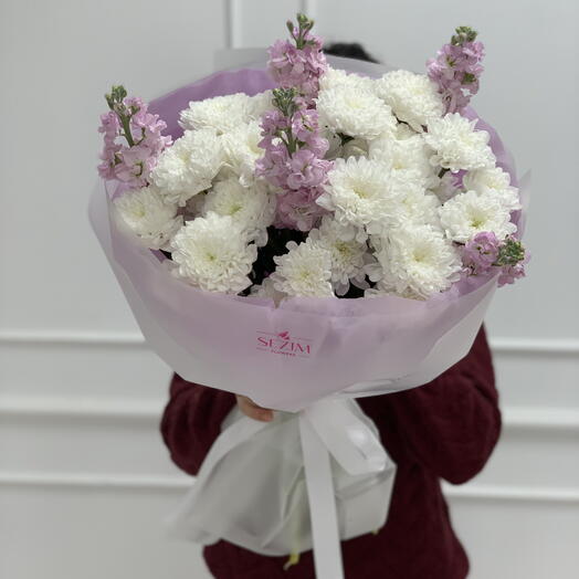 Матиола с хризантемой