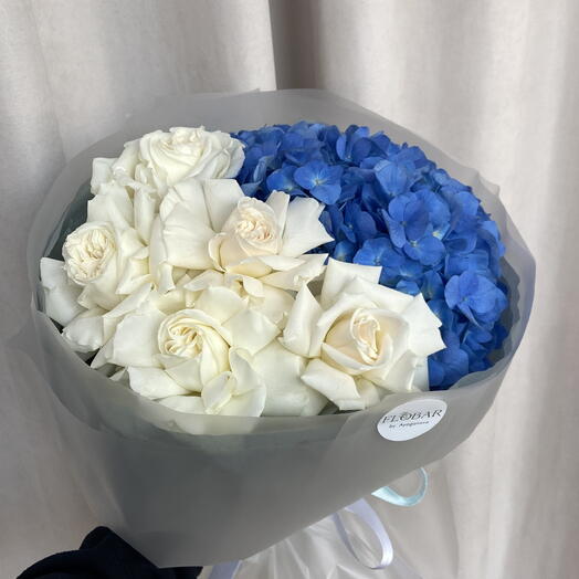 Букет с синей гортензией