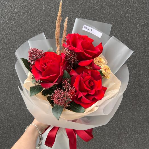 Красивый яркий осннний букет французская Роза