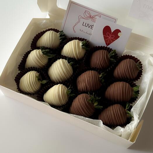 Strawberries in premium chocolate, 12 pcs