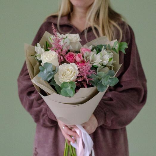 Нежный сборный букет из одноголовых и кустовых роз, альстромерии и веточек астильбы с эвкалиптом