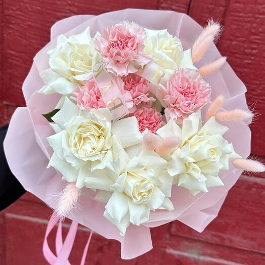 Французские розы и диантусы белые розы