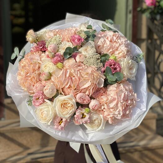 Авторский нежный букет с гортензиями и пионовидными розами