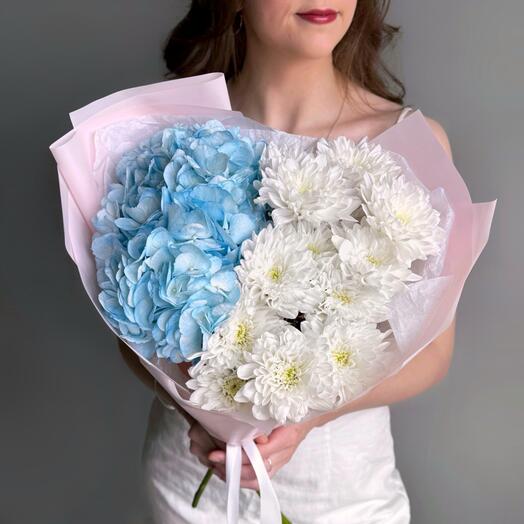 Дуобукет из голубой гортензии и кустовой хризантемы