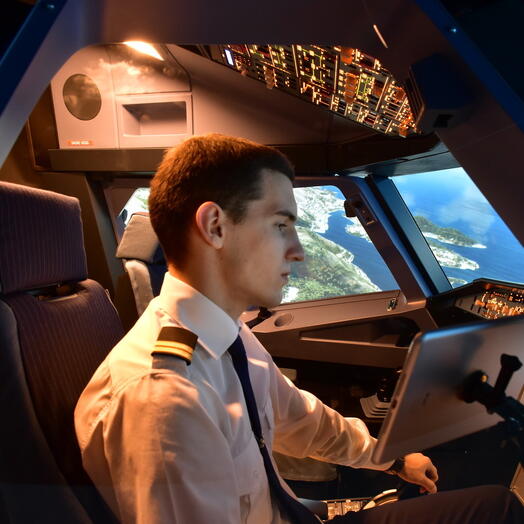 Подарочный сертификат «Полет в авиатренажере BOEING 737/Airbus A320» (30 минут, 1 человек)