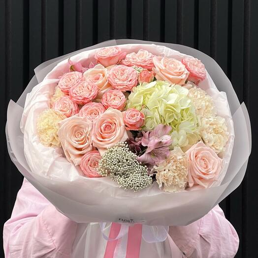 Сборный букет в нежно-розовых оттенках